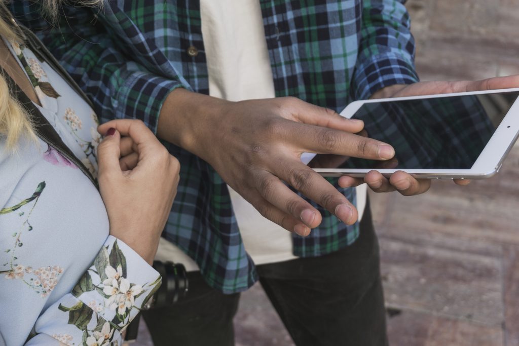 CNV et réseaux sociaux : peut-on débattre en ligne sans violence ?